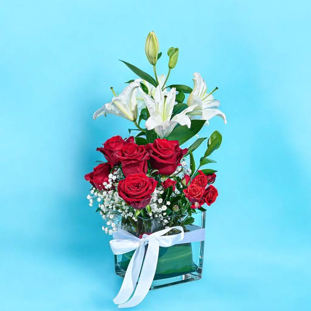Red and Lily Beauty Vase 0011